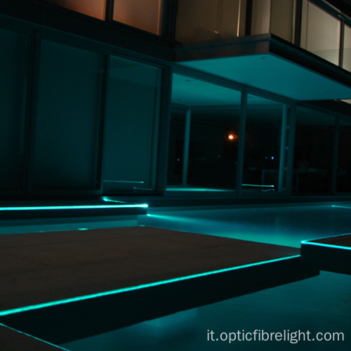 Illuminazione perimetrale della piscina in fibra ottica